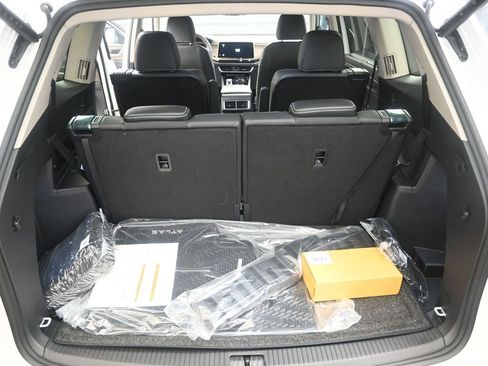 Certified 2025 Volkswagen Atlas SEL image 17