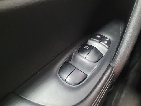 Used 2018 Nissan Rogue SV AWD/4WD image 27