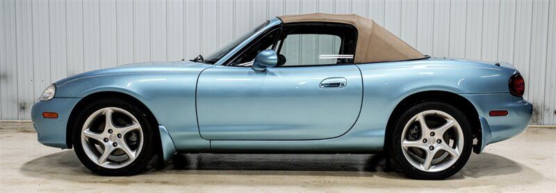 Used 2002 MAZDA MX-5 Miata RWD image 2