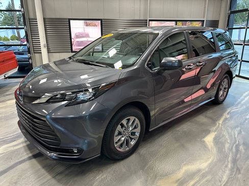 Used 2025 Toyota Sienna XLE FWD image 36