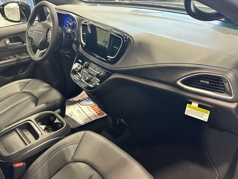 New 2027 Chrysler Pacifica Select FWD image 33