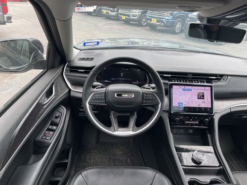 Used 2023 Jeep Grand Cherokee Limited w/ Luxury Tech Group II image 6