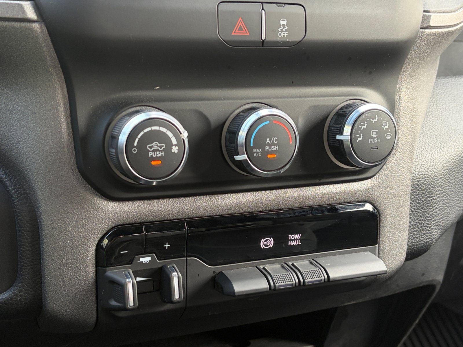 Used 2024 RAM 3500 Tradesman w/ Chrome Appearance Group AWD/4WD image 19