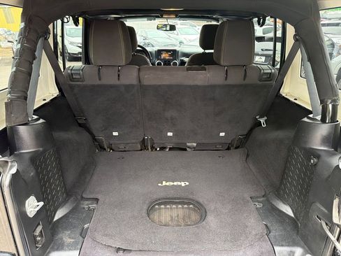Used 2015 Jeep Wrangler Unlimited Rubicon w/ Connectivity Group AWD/4WD image 11