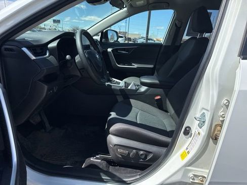 Used 2025 Toyota RAV4 XLE AWD/4WD image 2
