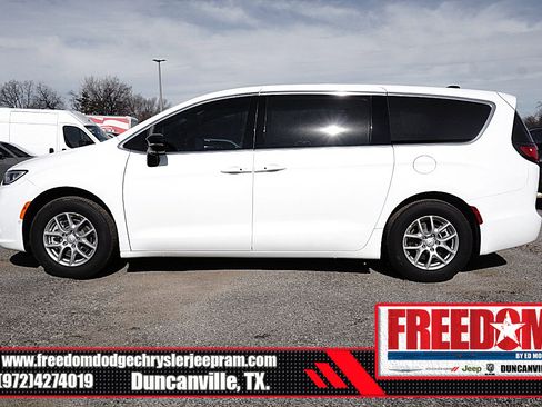 New 2026 Chrysler Pacifica Select image 2