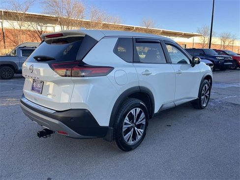 Used 2022 Nissan Rogue SV image 3