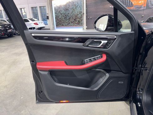 Used 2021 Porsche Macan image 48