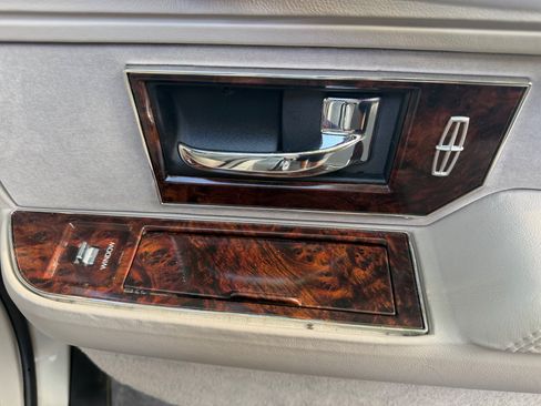 Used 1992 Lincoln Town Car Signature RWD image 13