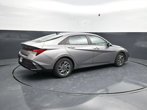 Used 2024 Hyundai Elantra SEL FWD image 8