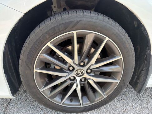 Used 2021 Toyota Camry XLE image 11