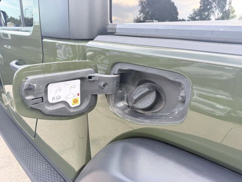 Used 2021 Jeep Gladiator Rubicon w/ Cold Weather Group image 9