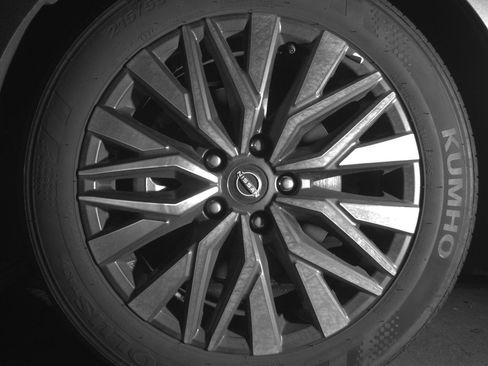 Used 2025 Nissan Altima 2.5 SV FWD image 12