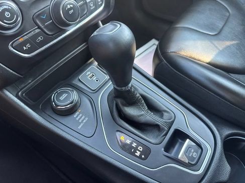 Used 2019 Jeep Cherokee Latitude Plus AWD/4WD image 19