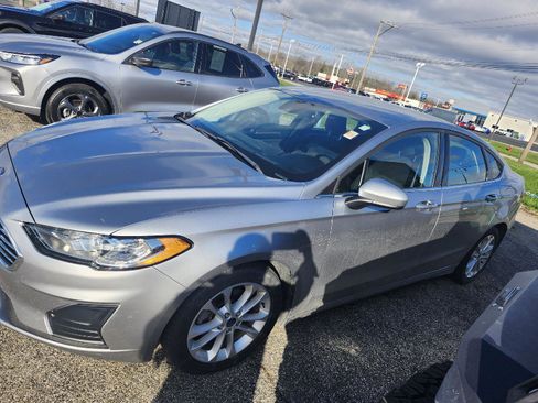 Used 2020 Ford Fusion SE image 2