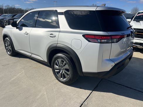 Used 2024 Nissan Pathfinder S image 5