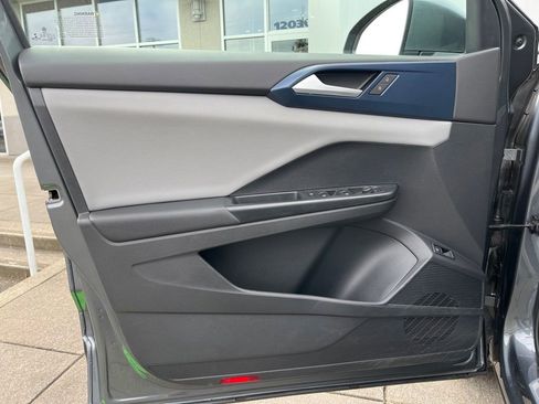 Used 2023 Volkswagen Taos SE w/ Panoramic Sunroof Package FWD image 11