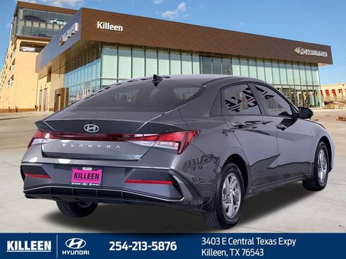 Used 2025 Hyundai Elantra SE image 9