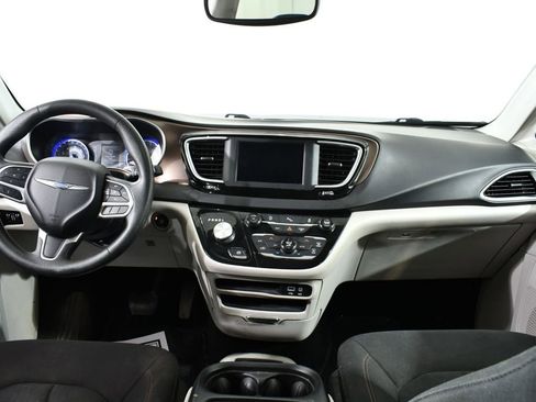 Used 2018 Chrysler Pacifica Touring Plus w/ Tire & Wheel Group FWD image 7