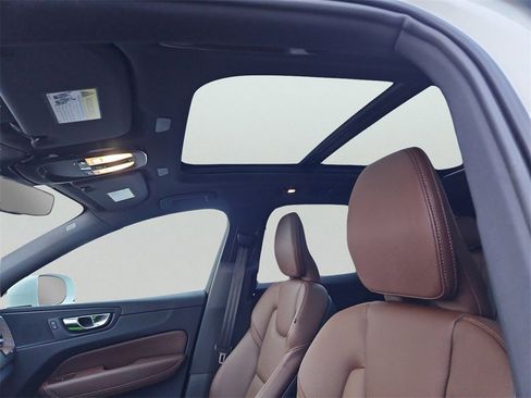 Used 2022 Volvo XC60 B5 Momentum image 15
