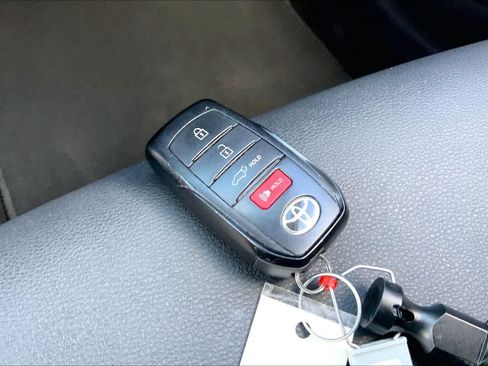 Used 2025 Toyota Corolla Cross XLE w/ Convenience Package FWD image 15