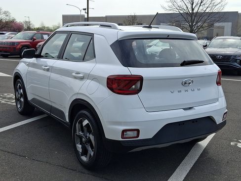 Certified 2025 Hyundai Venue SEL FWD image 4