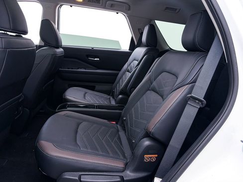 Used 2024 Nissan Pathfinder Platinum AWD/4WD image 39