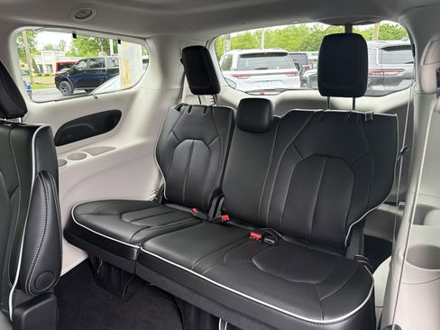 Used 2024 Chrysler Pacifica Limited FWD image 11