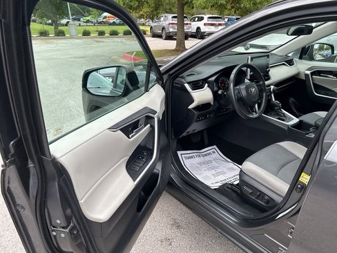 Used 2022 Toyota RAV4 XLE w/ Convenience Package image 9
