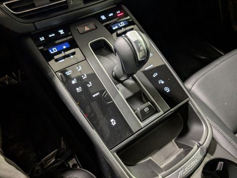 Certified 2025 Porsche Macan image 37