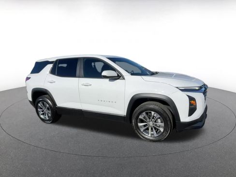 Used 2025 Chevrolet Equinox LT image 2