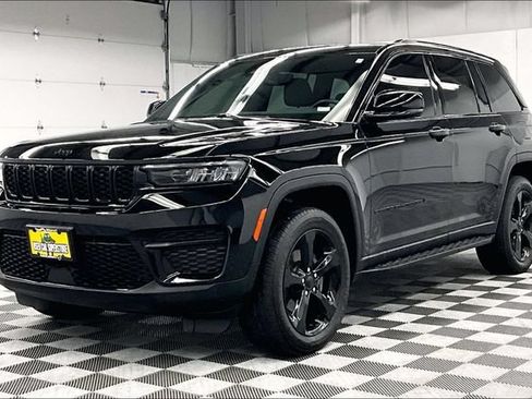 Used 2023 Jeep Grand Cherokee Altitude AWD/4WD image 12