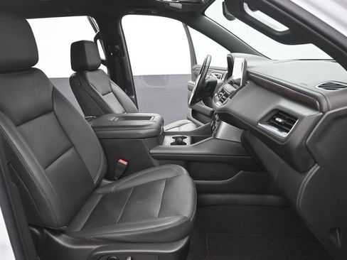 Used 2022 Chevrolet Suburban LT w/ Luxury Package RWD image 16