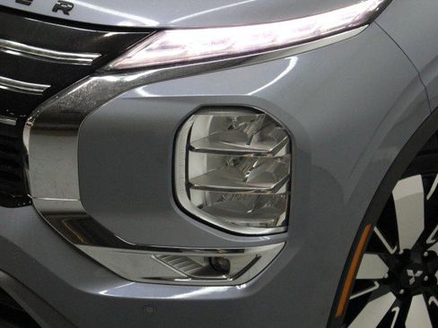 New 2026 Mitsubishi Outlander SE image 2