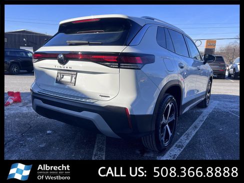 Used 2025 Volkswagen Tiguan SE image 5