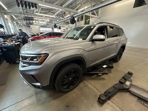 Used 2022 Volkswagen Atlas SE w/ Panoramic Sunroof Package AWD/4WD image 3