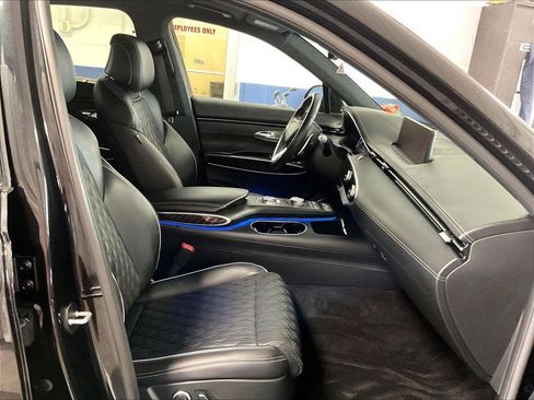 Used 2023 Genesis GV70 3.5T Sport w/ Sport Prestige Package AWD/4WD image 11