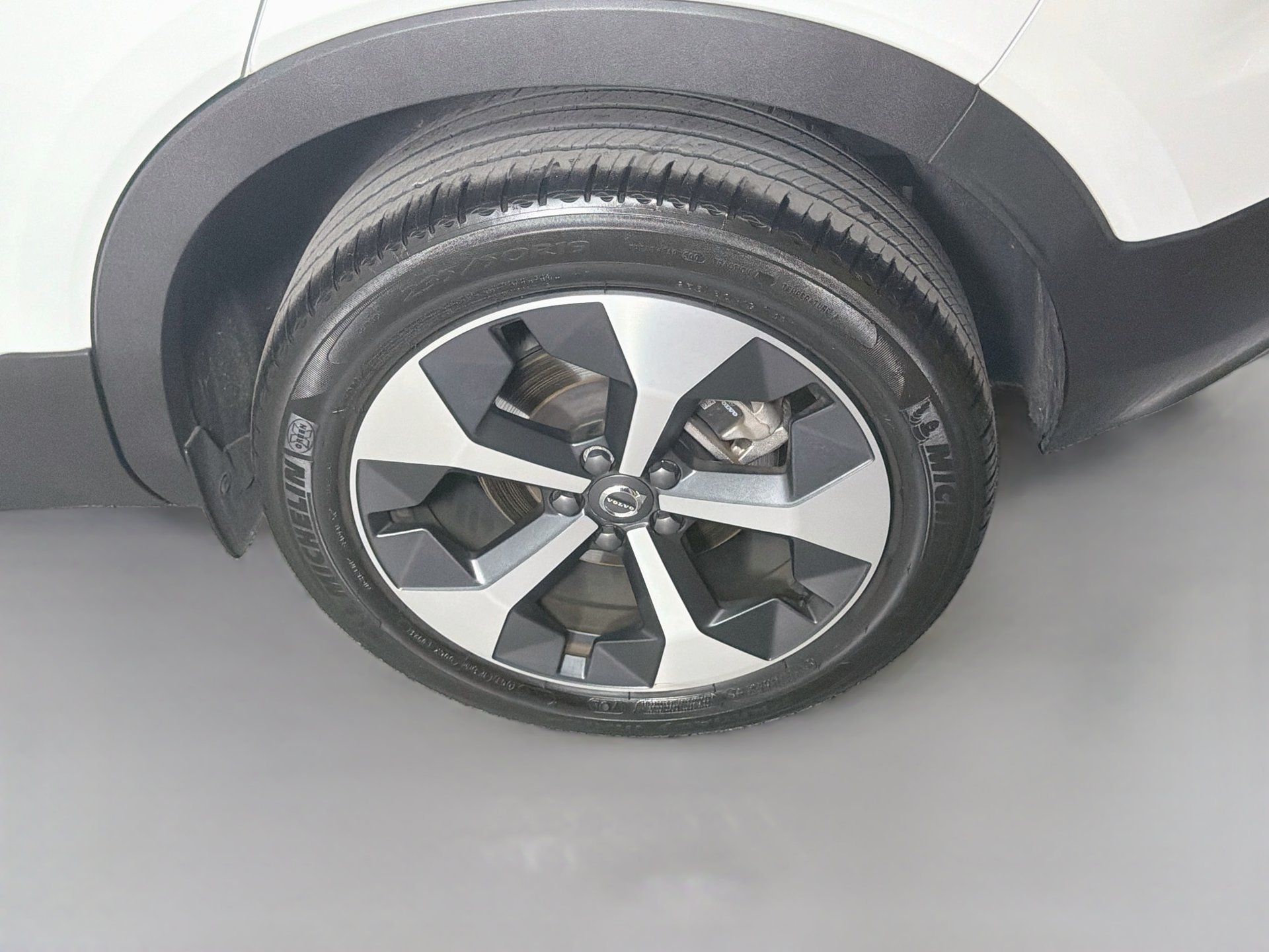 Certified 2023 Volvo XC40 B4 Plus w/ Protection Package Premier FWD image 31