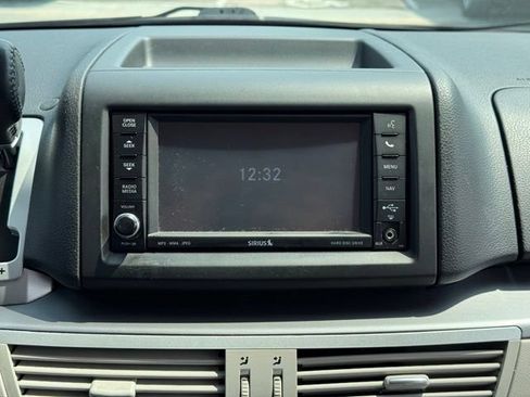 Used 2013 Volkswagen Routan SE FWD image 3