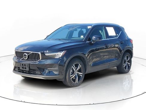 Used 2024 Volvo XC40 B5 Core AWD/4WD image 2