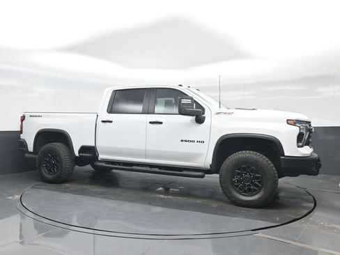 Used 2024 Chevrolet Silverado 2500 ZR2 w/ ZR2 Bison Edition AWD/4WD image 9