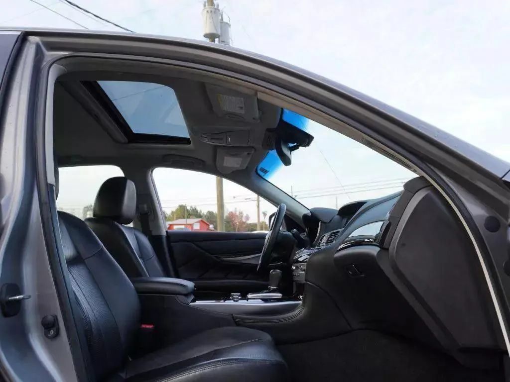 Used 2011 INFINITI M37 w/ Premium Pkg RWD image 28
