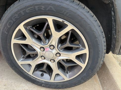 Used 2019 Jeep Grand Cherokee Overland image 4