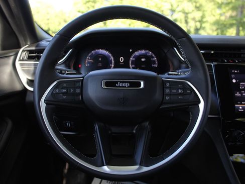 Used 2024 Jeep Grand Cherokee Laredo w/ Luxury Tech Group I AWD/4WD image 16