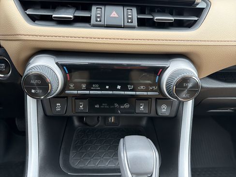 Used 2023 Toyota RAV4 XLE Premium image 19