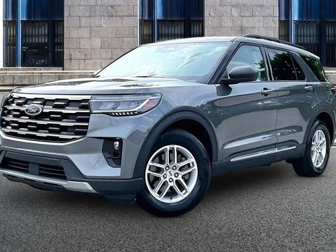 Used 2025 Ford Explorer Active w/ Active Comfort Package RWD image 2