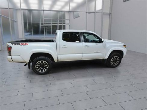 Certified 2022 Toyota Tacoma TRD Sport w/ Technology Package AWD/4WD image 9
