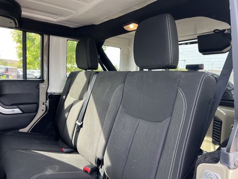 Used 2017 Jeep Wrangler Unlimited Rubicon w/ Connectivity Group AWD/4WD image 22