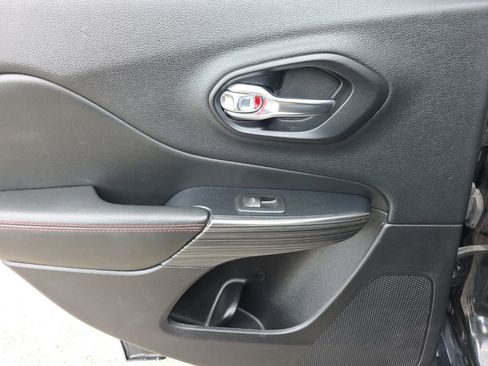 Used 2015 Jeep Cherokee Trailhawk AWD/4WD image 18