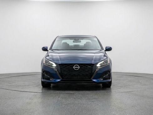 Used 2025 Nissan Altima 2.5 SV image 2